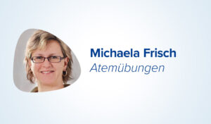 Porträt einer Frau mit Brille, Text „Michaela Frisch Atemübungen“ auf hellem Hintergrund.