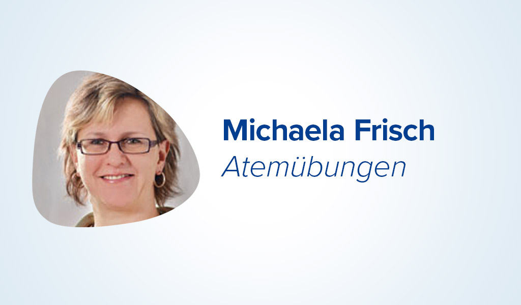 Porträt einer Frau mit Brille, Text „Michaela Frisch Atemübungen“ auf hellem Hintergrund.