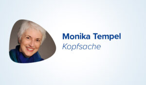 Lächelnde ältere Frau mit kurzen weißen Haaren neben dem Text Monika Tempel Kopfsache auf hellem Hintergrund.