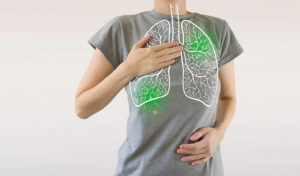 Person, die Brust und Bauch berührt, mit dargestellten Lungen und grünen Markierungen auf ihrem Hemd.