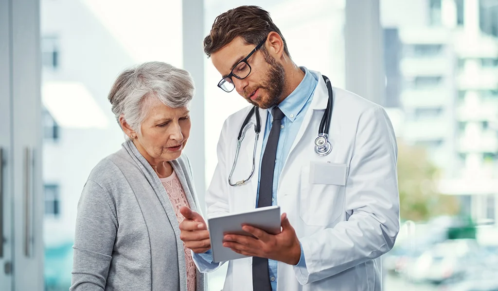 Arzt bespricht Behandlungsplan mit  Patientin