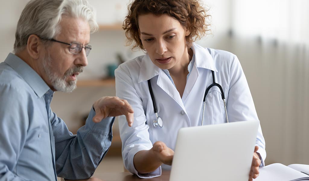 Junge Ärztin berät Patienten