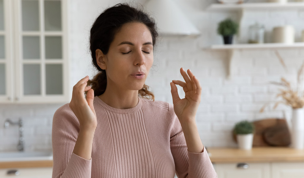 Die Lippenbremse ist eine äußerst praktische und einfache Übung, um die Atemwege schnell und ganz ohne Medikamente zu weiten.