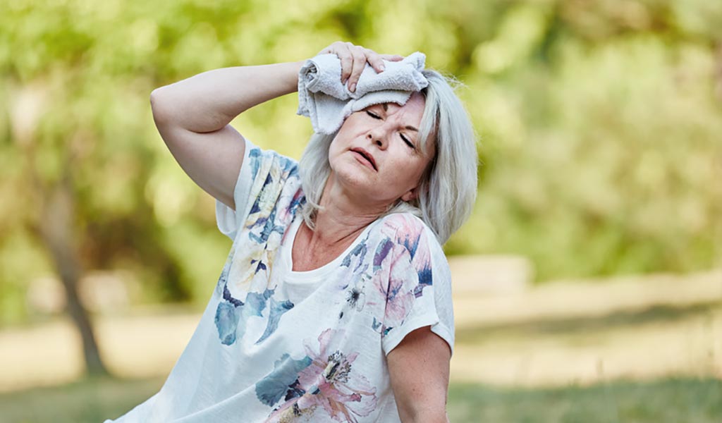 Frau leidet unter Hitze