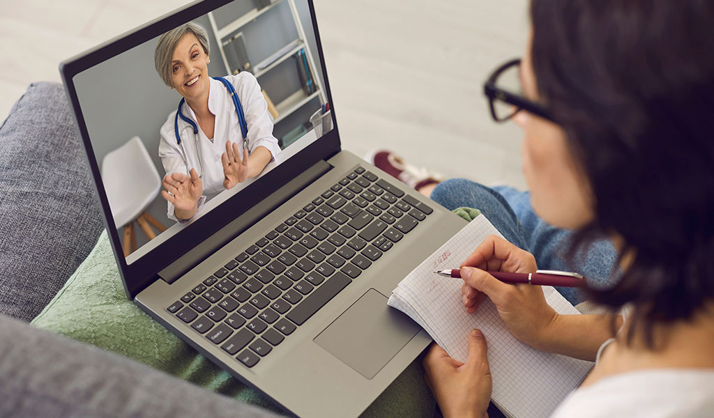 Besprechung mit Arzt am Laptop