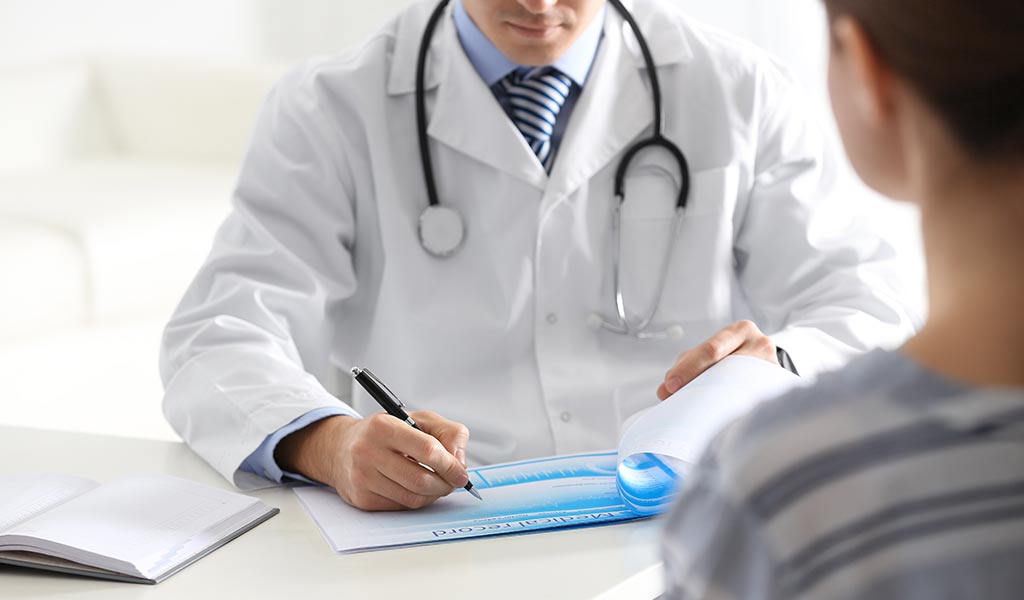 Harninkontinenz - Arzt notiert die Beschwerden des Patienten